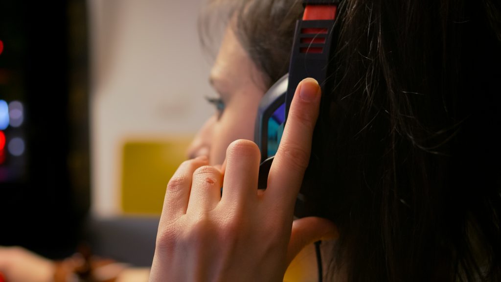 Mujer con auriculares
